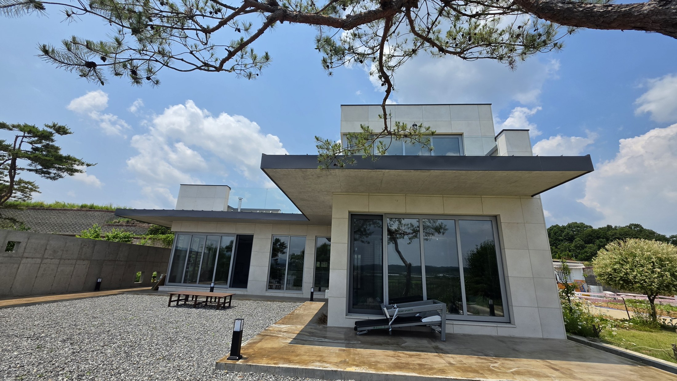 The roof as a horizontal frame