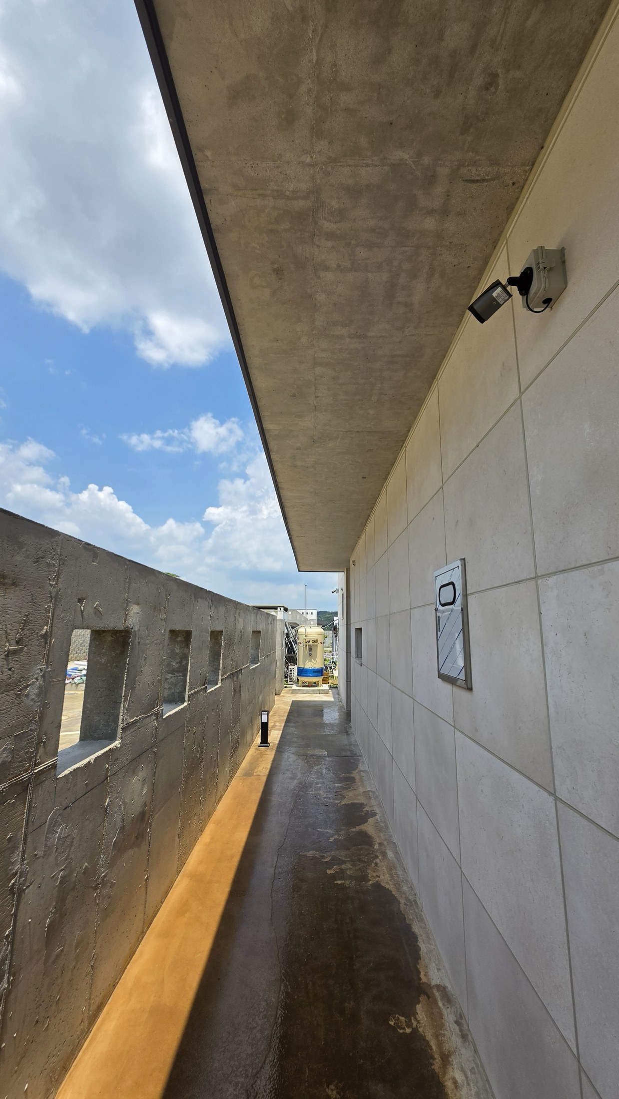 The sheltered side passage