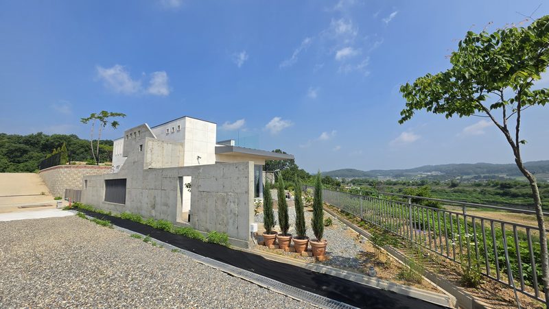 A house facing the landscape