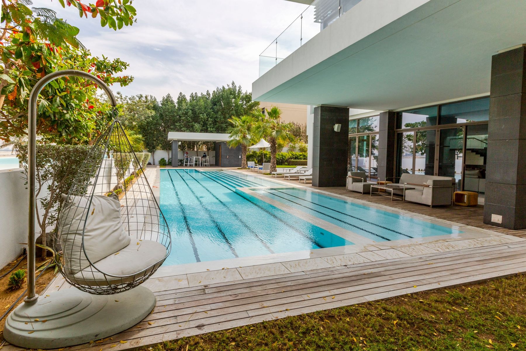 Living at the pool edge