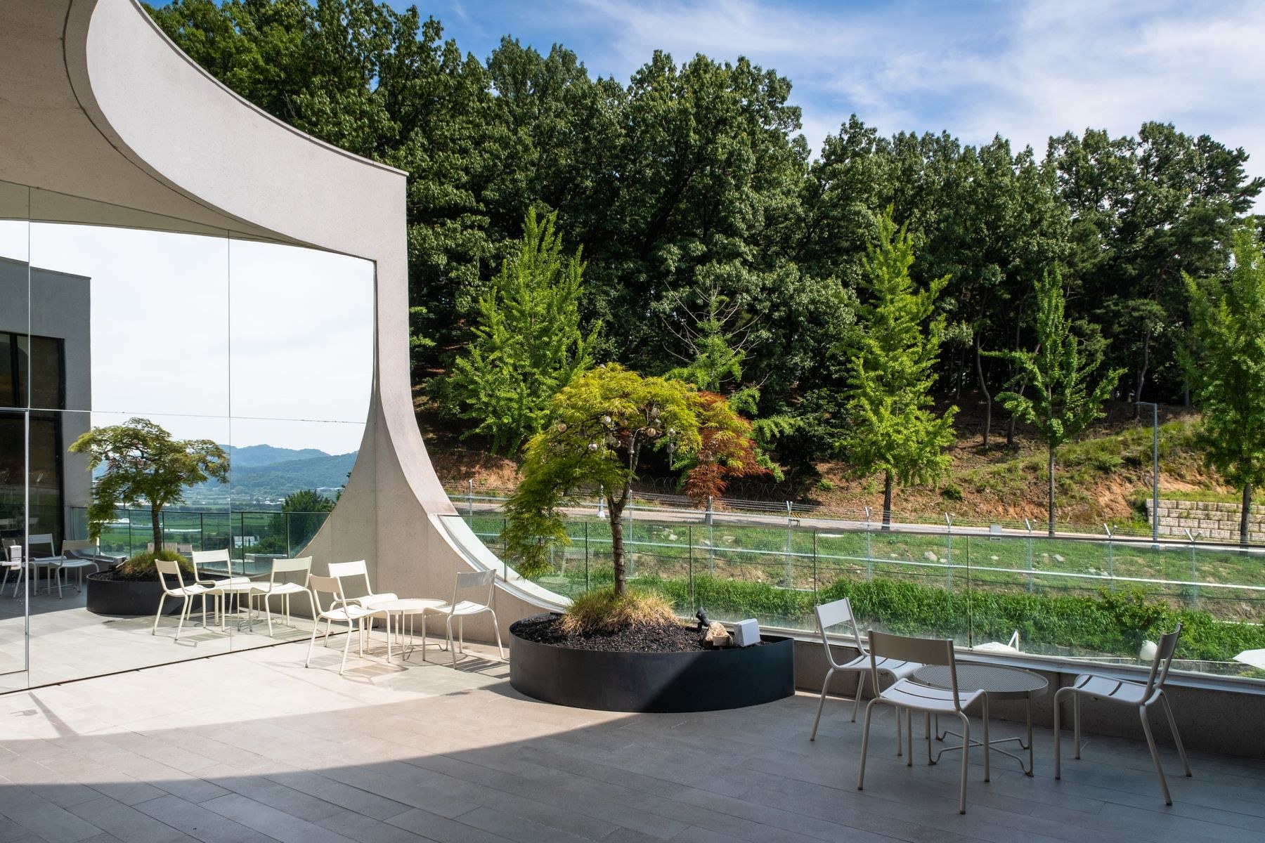 The terrace as a threshold